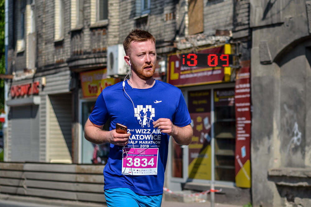 Kilka tysięcy osób biegnie właśnie w kolejnej odsłonie WizzAir Half Marathon. Wyruszyli spod katowickiego Spodka, biegną przez Bogucice, Zawodzie, Dolinę Trzech Stawów, Brynów i Śródmieście. Byliśmy na trasie i mamy dla Was zdjęcia!