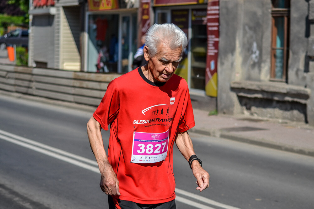 Kilka tysięcy osób biegnie właśnie w kolejnej odsłonie WizzAir Half Marathon. Wyruszyli spod katowickiego Spodka, biegną przez Bogucice, Zawodzie, Dolinę Trzech Stawów, Brynów i Śródmieście. Byliśmy na trasie i mamy dla Was zdjęcia!