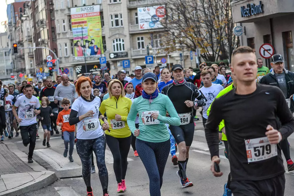 Za nami kolejny bieg Wolność na 5, kilkuset zawodników wzięło udział w zawodach przygotowanych przez III Liceum Ogólnokształcące w Katowicach i pobiegło ulicami Katowic.