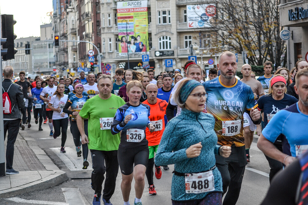 Za nami kolejny bieg Wolność na 5, kilkuset zawodników wzięło udział w zawodach przygotowanych przez III Liceum Ogólnokształcące w Katowicach i pobiegło ulicami Katowic.