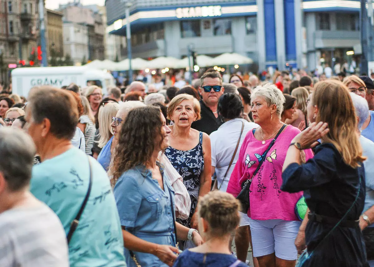 Tłum ludzi pojawił się wczoraj wieczorem pod Teatrem Śląskim, wróciły słynne imprezy “Roztańczony Wyspiański”. Byliśmy i my, warto było!