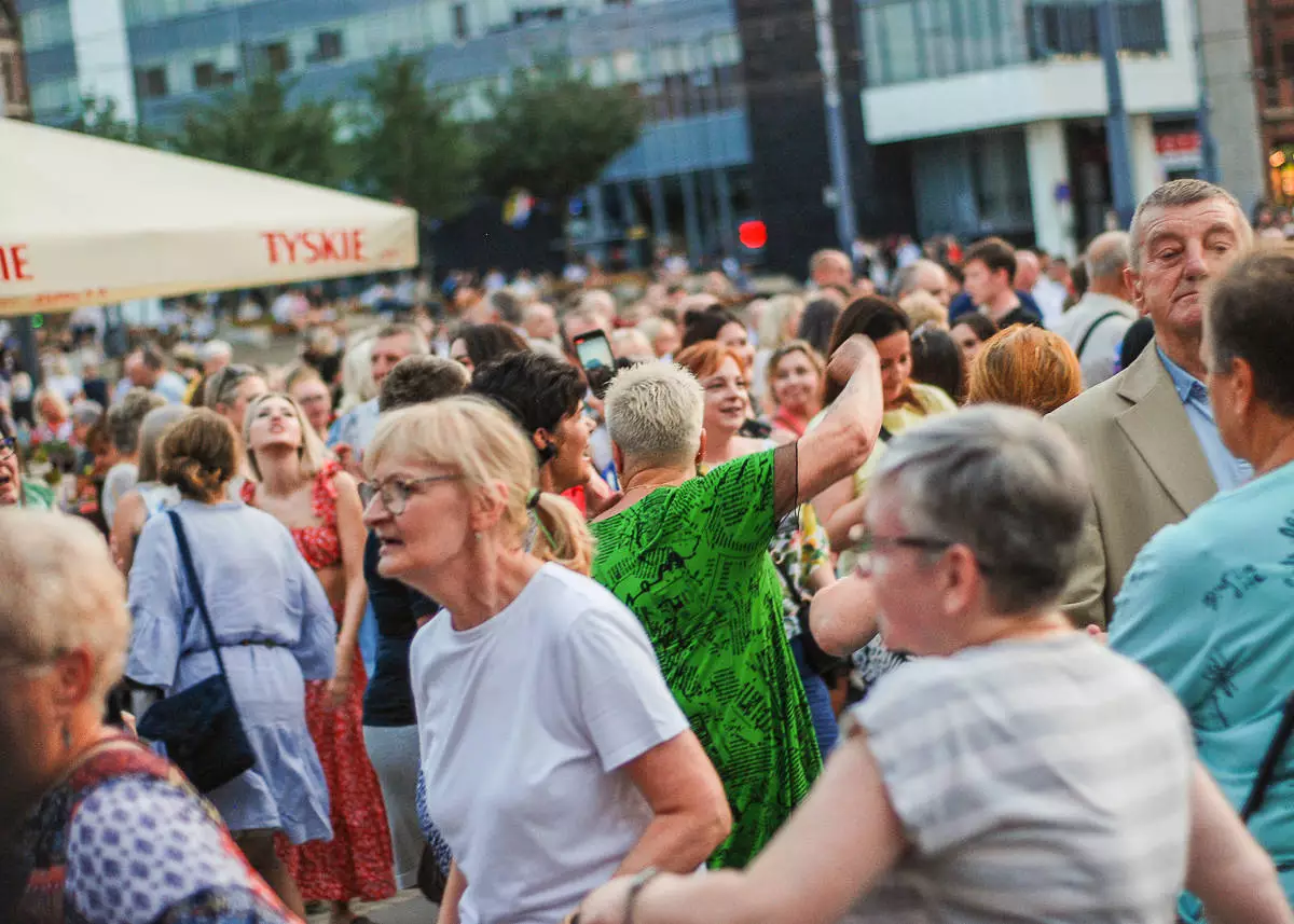 Tłum ludzi pojawił się wczoraj wieczorem pod Teatrem Śląskim, wróciły słynne imprezy “Roztańczony Wyspiański”. Byliśmy i my, warto było!