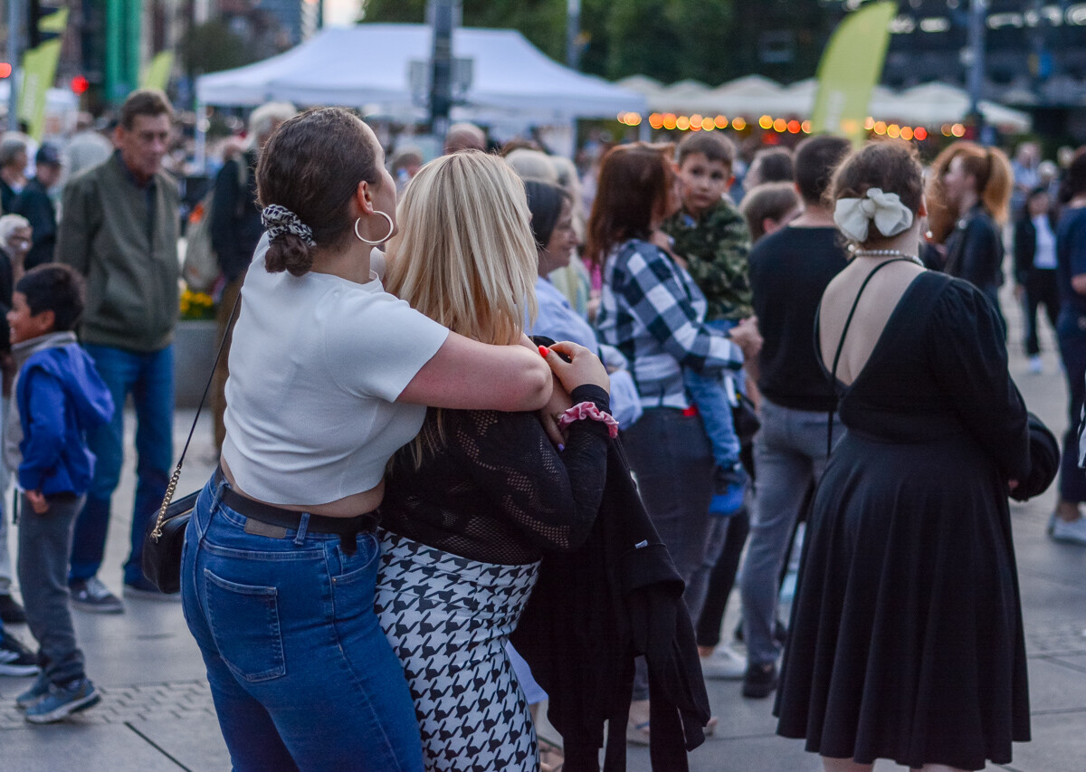 Mimo pochmurnego nieba i popołudniowych opadów deszczu, potańcówka pod Teatrem Śląskim przyciągnęła tłum chętnych. Pełny sukces, a my mamy to na zdjęciach!