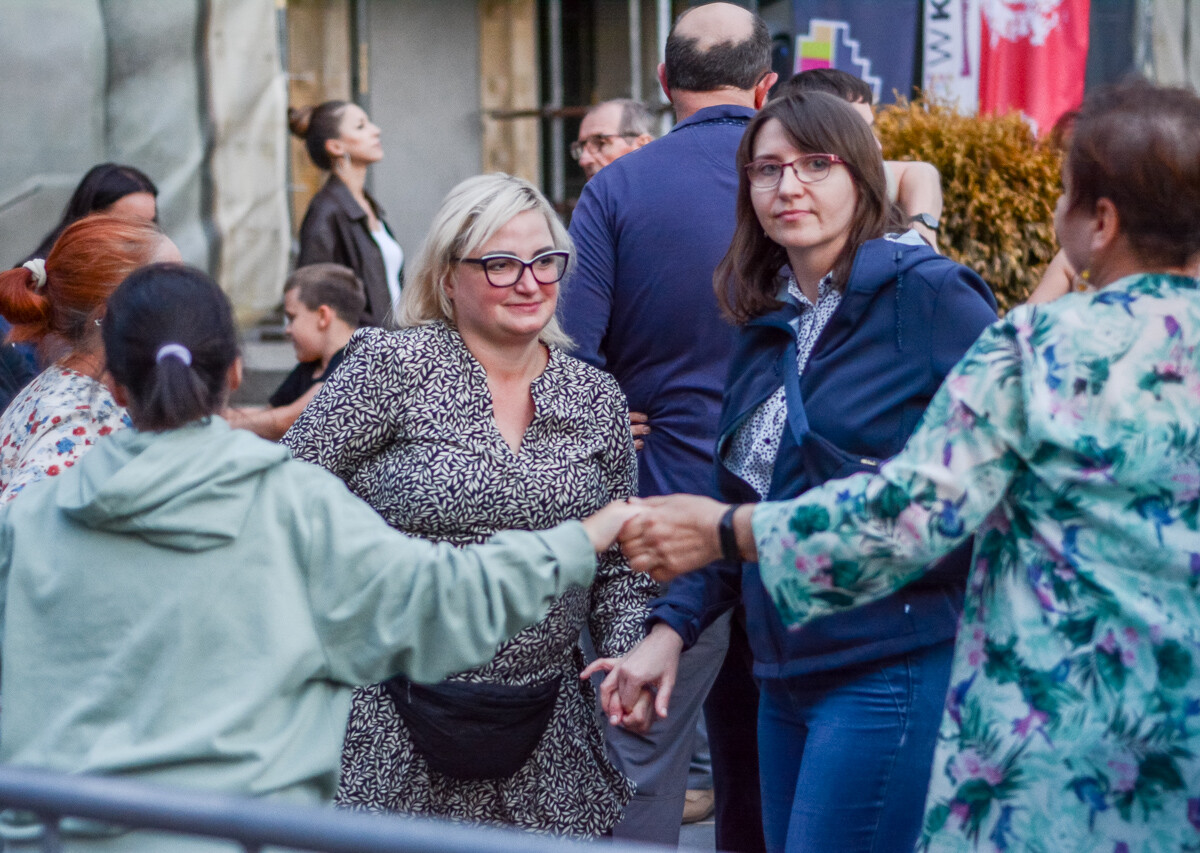 Mimo pochmurnego nieba i popołudniowych opadów deszczu, potańcówka pod Teatrem Śląskim przyciągnęła tłum chętnych. Pełny sukces, a my mamy to na zdjęciach!