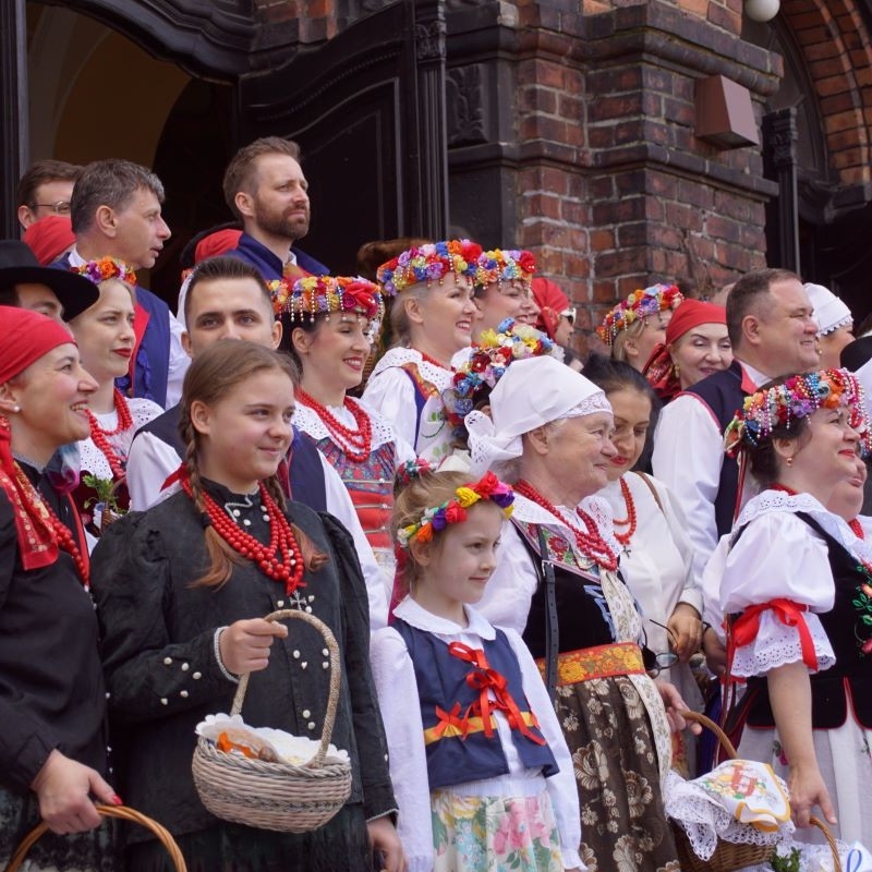 Wyjątkowa tradycja - Na Nikiszowcu odbyło się święcenie pokarmów w strojach ludowych!