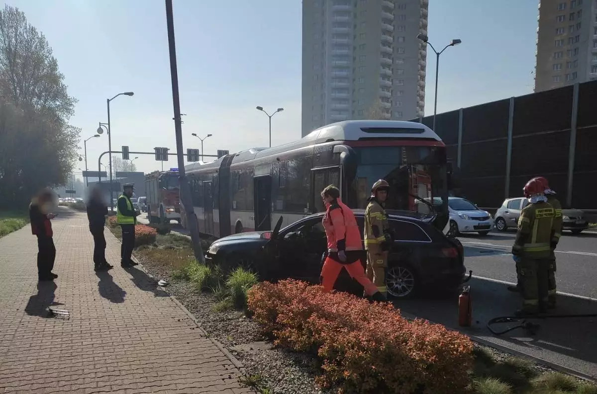 Wypadek na al. Roździeńskiego. Dwie osoby poszkodowane! / fot. PSP Katowice