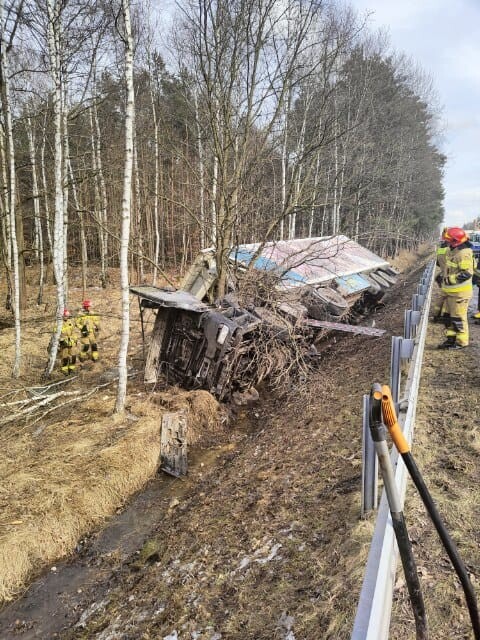 Wypadek na drodze S1 w Katowicach! Kierowca ciężarówki zabrany LPR do szpitala / fot. PSP Katowice