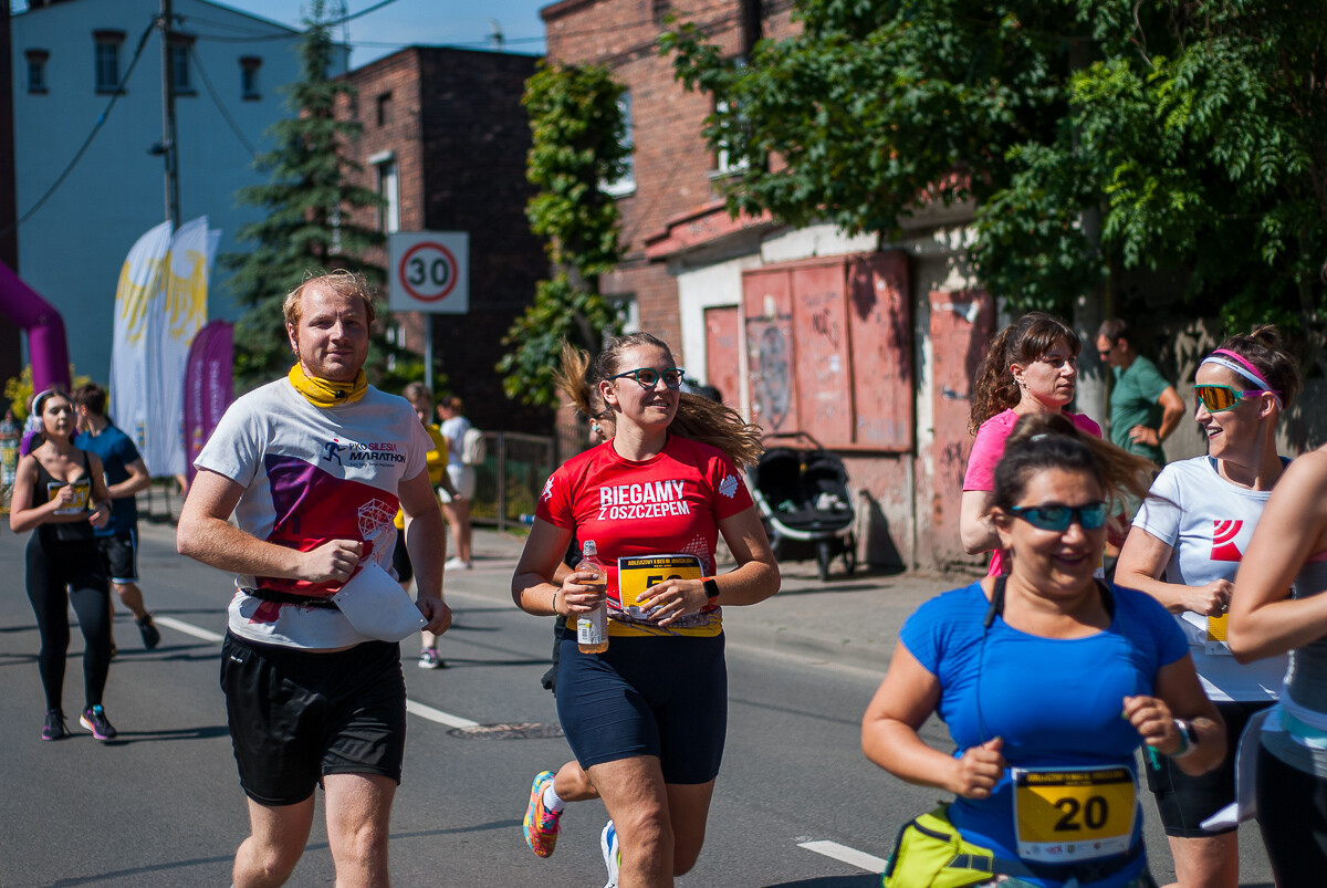 Za nami kolejna edycja, 10. już biegu imienia Janusza Sidły. Kolorowy tłum biegaczy i nordic walking pobiegło ulicami Burowca i Szopienic, aby uczcić pamięć wybitnego polskiego sportowca.