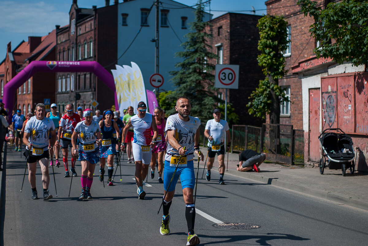 Za nami kolejna edycja, 10. już biegu imienia Janusza Sidły. Kolorowy tłum biegaczy i nordic walking pobiegło ulicami Burowca i Szopienic, aby uczcić pamięć wybitnego polskiego sportowca.