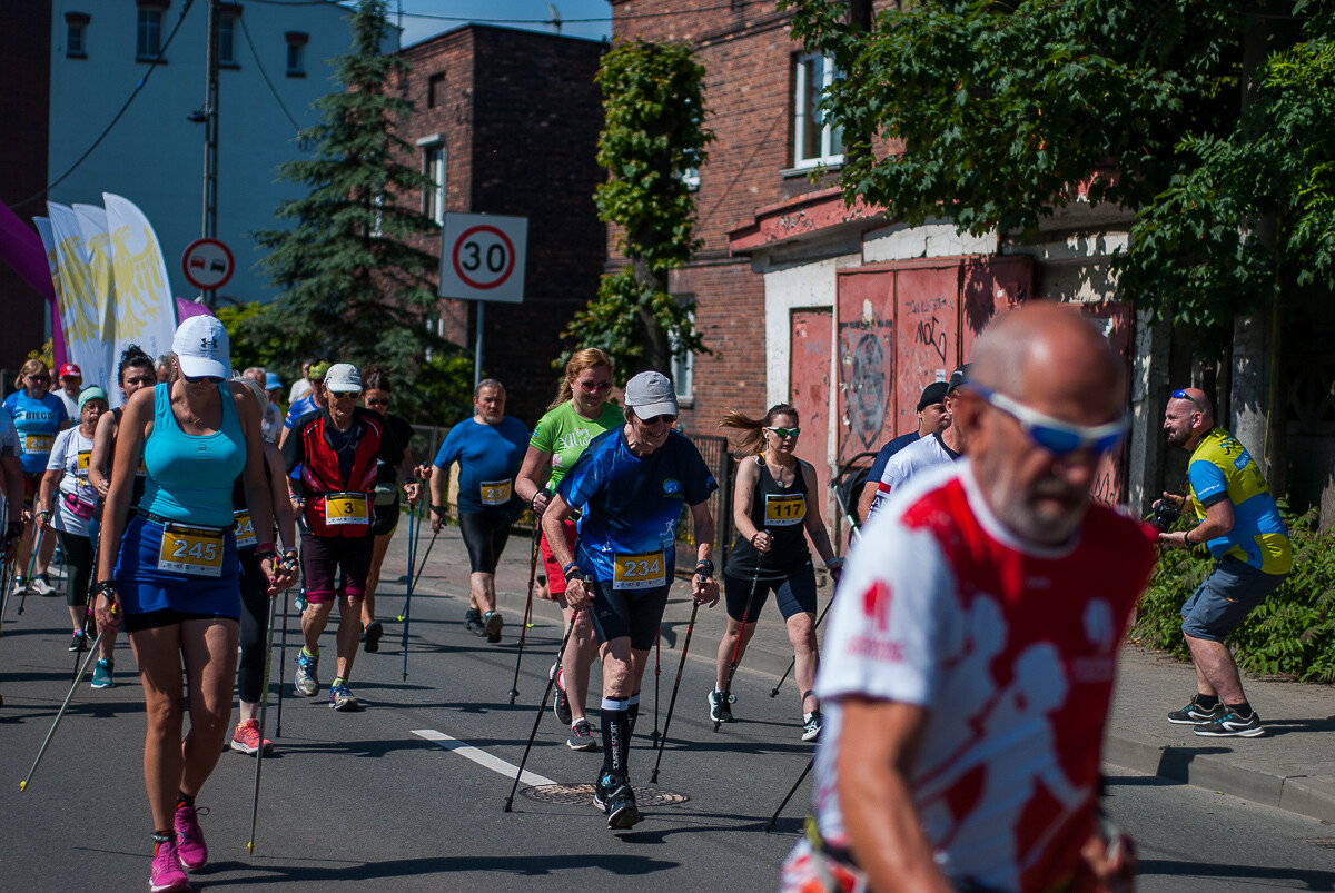 Za nami kolejna edycja, 10. już biegu imienia Janusza Sidły. Kolorowy tłum biegaczy i nordic walking pobiegło ulicami Burowca i Szopienic, aby uczcić pamięć wybitnego polskiego sportowca.