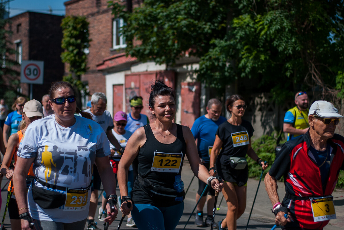 Za nami kolejna edycja, 10. już biegu imienia Janusza Sidły. Kolorowy tłum biegaczy i nordic walking pobiegło ulicami Burowca i Szopienic, aby uczcić pamięć wybitnego polskiego sportowca.