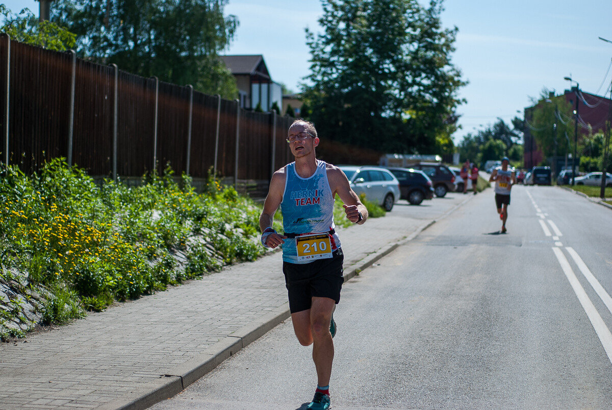Za nami kolejna edycja, 10. już biegu imienia Janusza Sidły. Kolorowy tłum biegaczy i nordic walking pobiegło ulicami Burowca i Szopienic, aby uczcić pamięć wybitnego polskiego sportowca.
