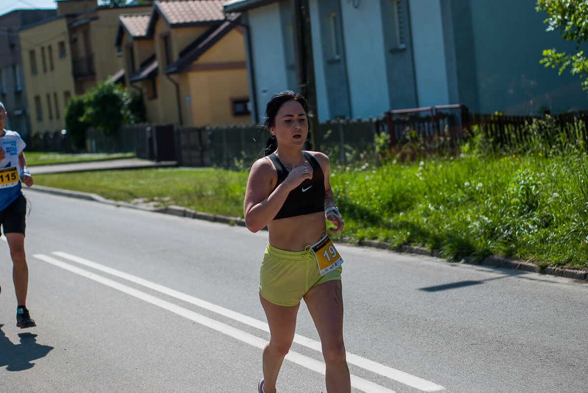 Za nami kolejna edycja, 10. już biegu imienia Janusza Sidły. Kolorowy tłum biegaczy i nordic walking pobiegło ulicami Burowca i Szopienic, aby uczcić pamięć wybitnego polskiego sportowca.