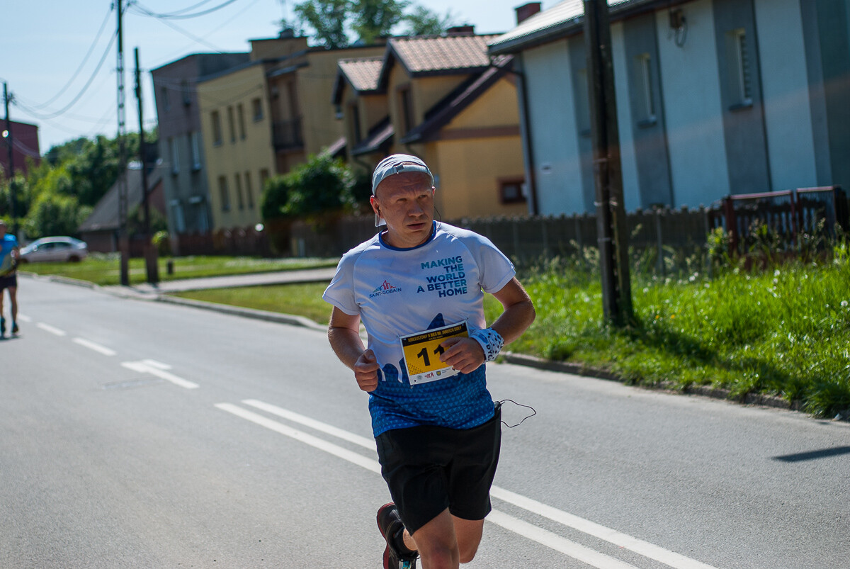 Za nami kolejna edycja, 10. już biegu imienia Janusza Sidły. Kolorowy tłum biegaczy i nordic walking pobiegło ulicami Burowca i Szopienic, aby uczcić pamięć wybitnego polskiego sportowca.