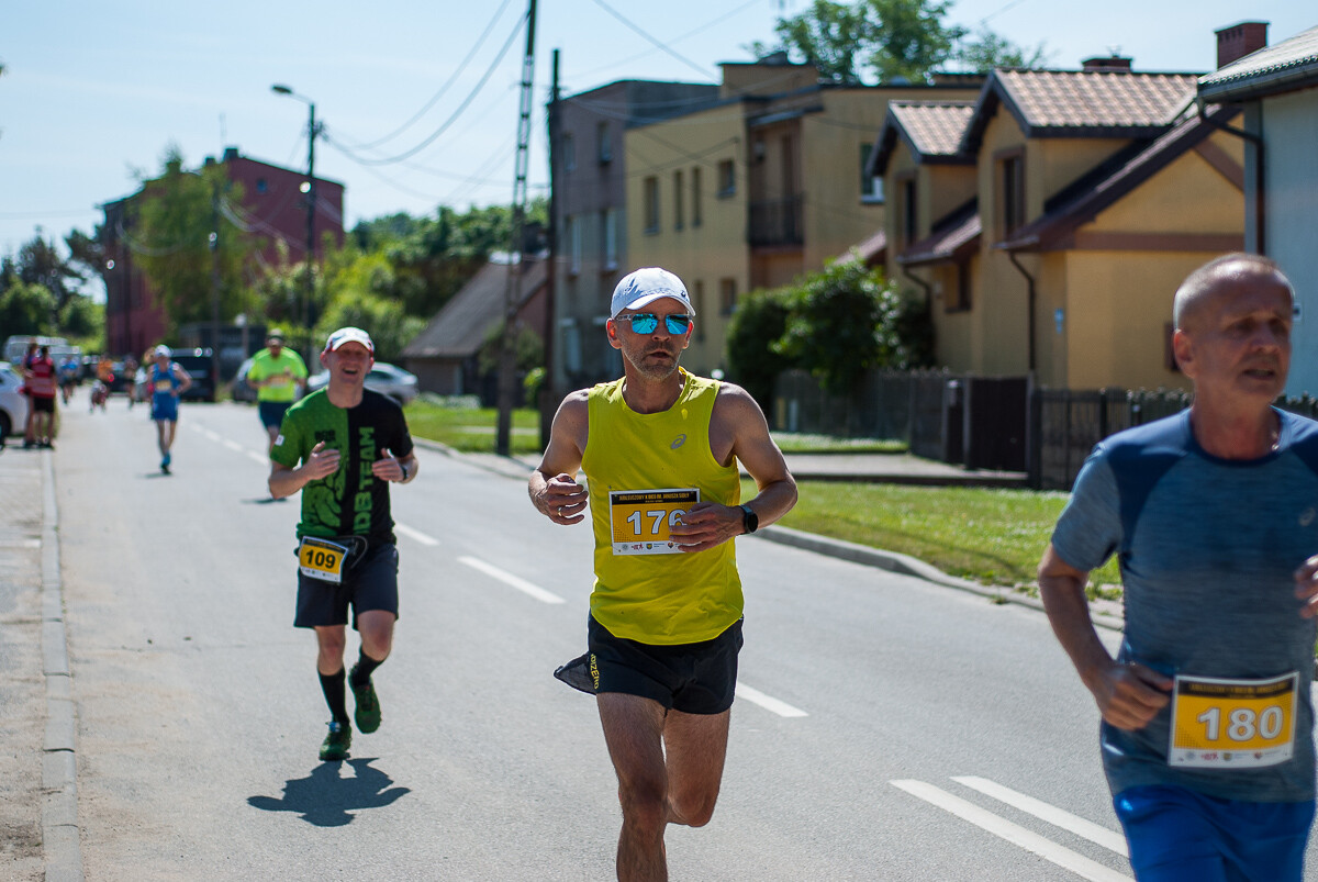 Za nami kolejna edycja, 10. już biegu imienia Janusza Sidły. Kolorowy tłum biegaczy i nordic walking pobiegło ulicami Burowca i Szopienic, aby uczcić pamięć wybitnego polskiego sportowca.