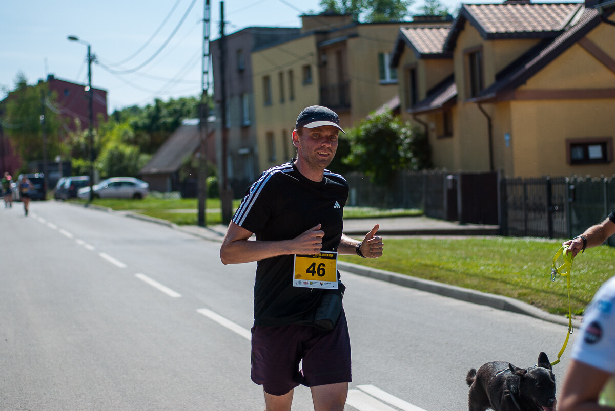Za nami kolejna edycja, 10. już biegu imienia Janusza Sidły. Kolorowy tłum biegaczy i nordic walking pobiegło ulicami Burowca i Szopienic, aby uczcić pamięć wybitnego polskiego sportowca.