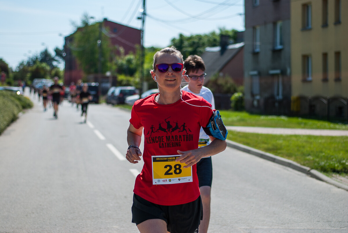 Za nami kolejna edycja, 10. już biegu imienia Janusza Sidły. Kolorowy tłum biegaczy i nordic walking pobiegło ulicami Burowca i Szopienic, aby uczcić pamięć wybitnego polskiego sportowca.