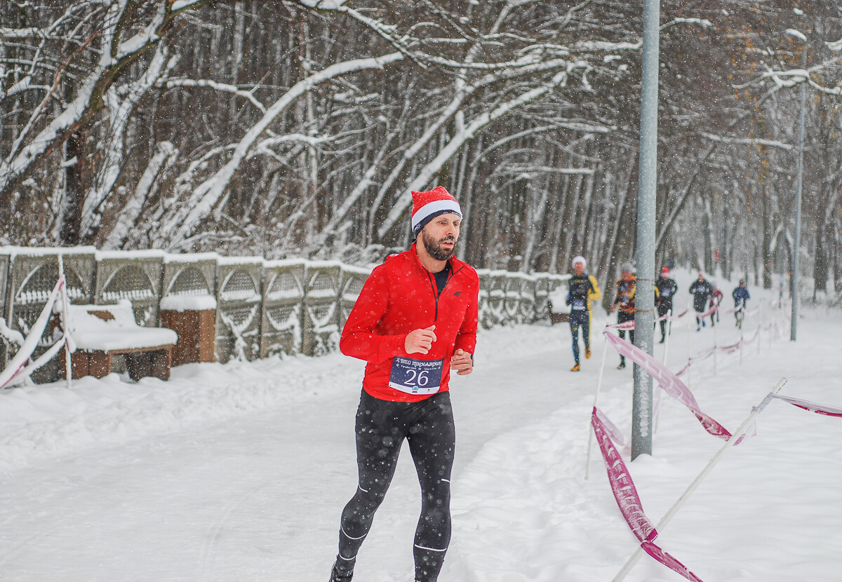 Kolorowy tłum po raz kolejny pobiegł alejkami Doliny Trzech Stawów w dorocznym Biegu Mikołajkowym. Pogoda większości nie przestraszyła, a w zawodach wystartowało około tysiąca zawodników.