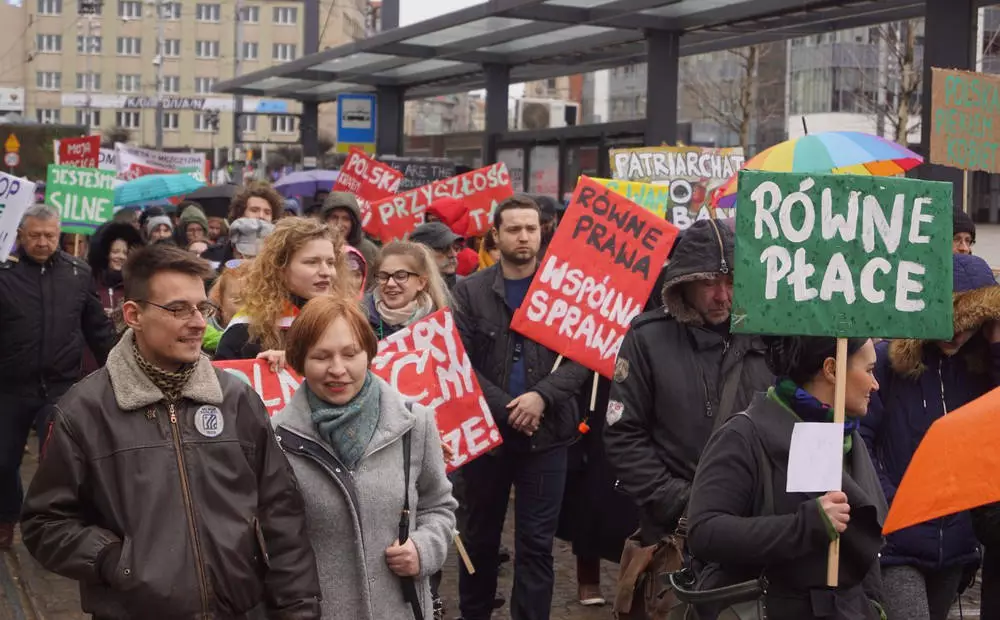 Katowice: Uczestnicy XI Śląskiej Manify przeszli przez rynek
