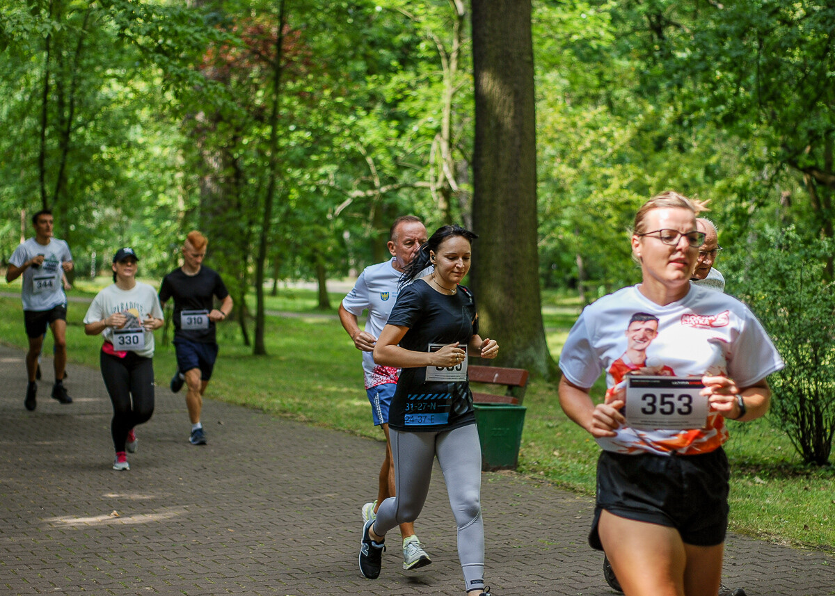 Park imienia Tadeusza Kościuszki w Katowicach dzisiaj opanowali biegacze, o godzinie 9:00 odbył się kolejny park run, a chwilę później, kolejna edycja Biegu do Słońca o puchar prezesa KSM. Też tam byliśmy.