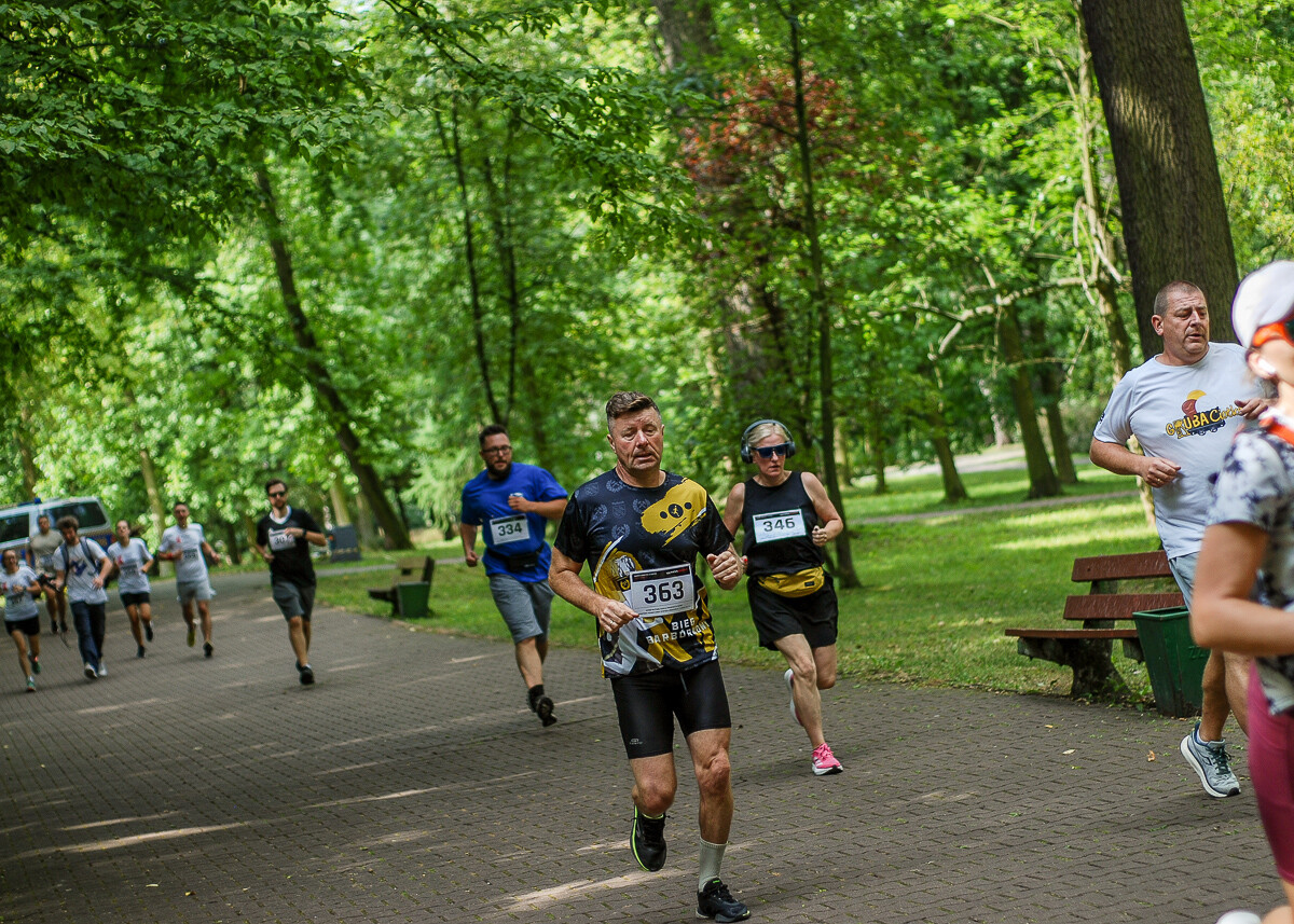 Park imienia Tadeusza Kościuszki w Katowicach dzisiaj opanowali biegacze, o godzinie 9:00 odbył się kolejny park run, a chwilę później, kolejna edycja Biegu do Słońca o puchar prezesa KSM. Też tam byliśmy.