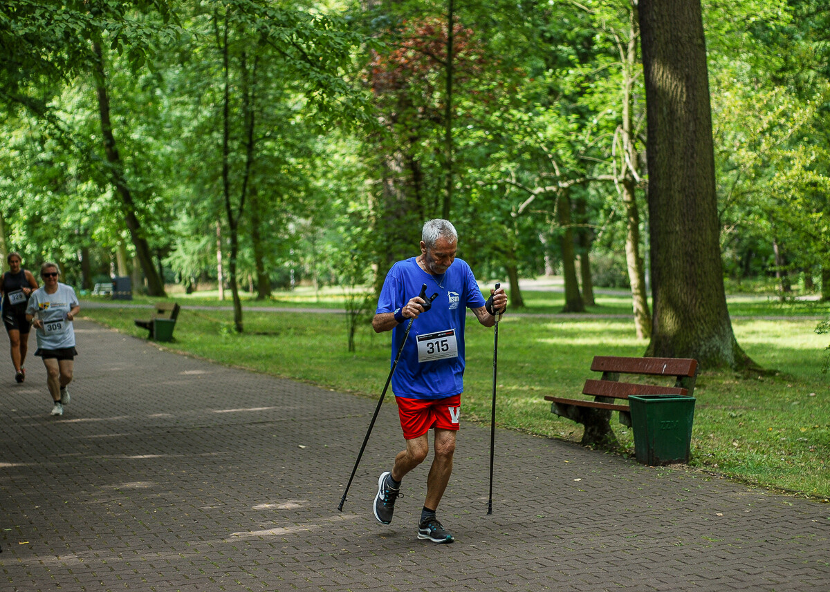 Park imienia Tadeusza Kościuszki w Katowicach dzisiaj opanowali biegacze, o godzinie 9:00 odbył się kolejny park run, a chwilę później, kolejna edycja Biegu do Słońca o puchar prezesa KSM. Też tam byliśmy.