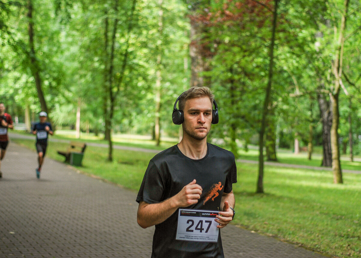 Park imienia Tadeusza Kościuszki w Katowicach dzisiaj opanowali biegacze, o godzinie 9:00 odbył się kolejny park run, a chwilę później, kolejna edycja Biegu do Słońca o puchar prezesa KSM. Też tam byliśmy.