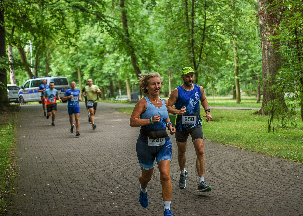 Park imienia Tadeusza Kościuszki w Katowicach dzisiaj opanowali biegacze, o godzinie 9:00 odbył się kolejny park run, a chwilę później, kolejna edycja Biegu do Słońca o puchar prezesa KSM. Też tam byliśmy.