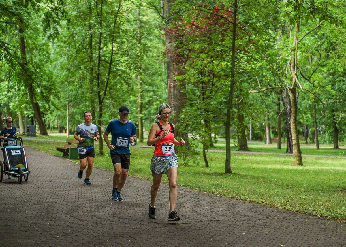 Park imienia Tadeusza Kościuszki w Katowicach dzisiaj opanowali biegacze, o godzinie 9:00 odbył się kolejny park run, a chwilę później, kolejna edycja Biegu do Słońca o puchar prezesa KSM. Też tam byliśmy.