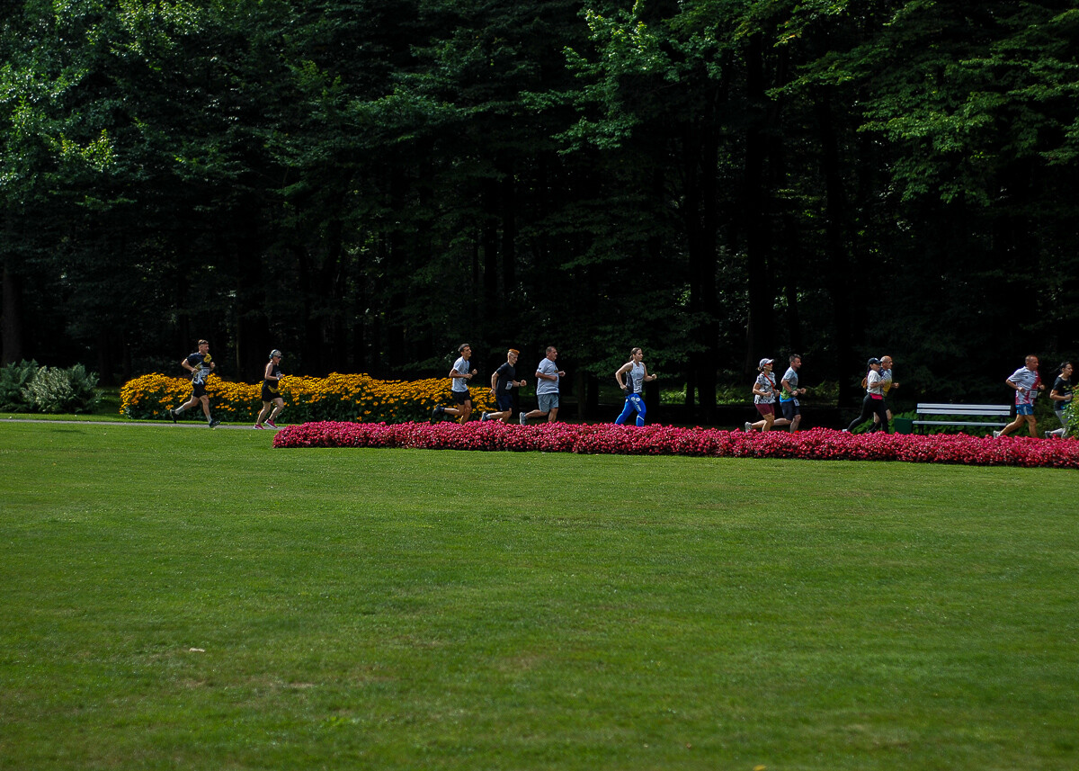 Park imienia Tadeusza Kościuszki w Katowicach dzisiaj opanowali biegacze, o godzinie 9:00 odbył się kolejny park run, a chwilę później, kolejna edycja Biegu do Słońca o puchar prezesa KSM. Też tam byliśmy.