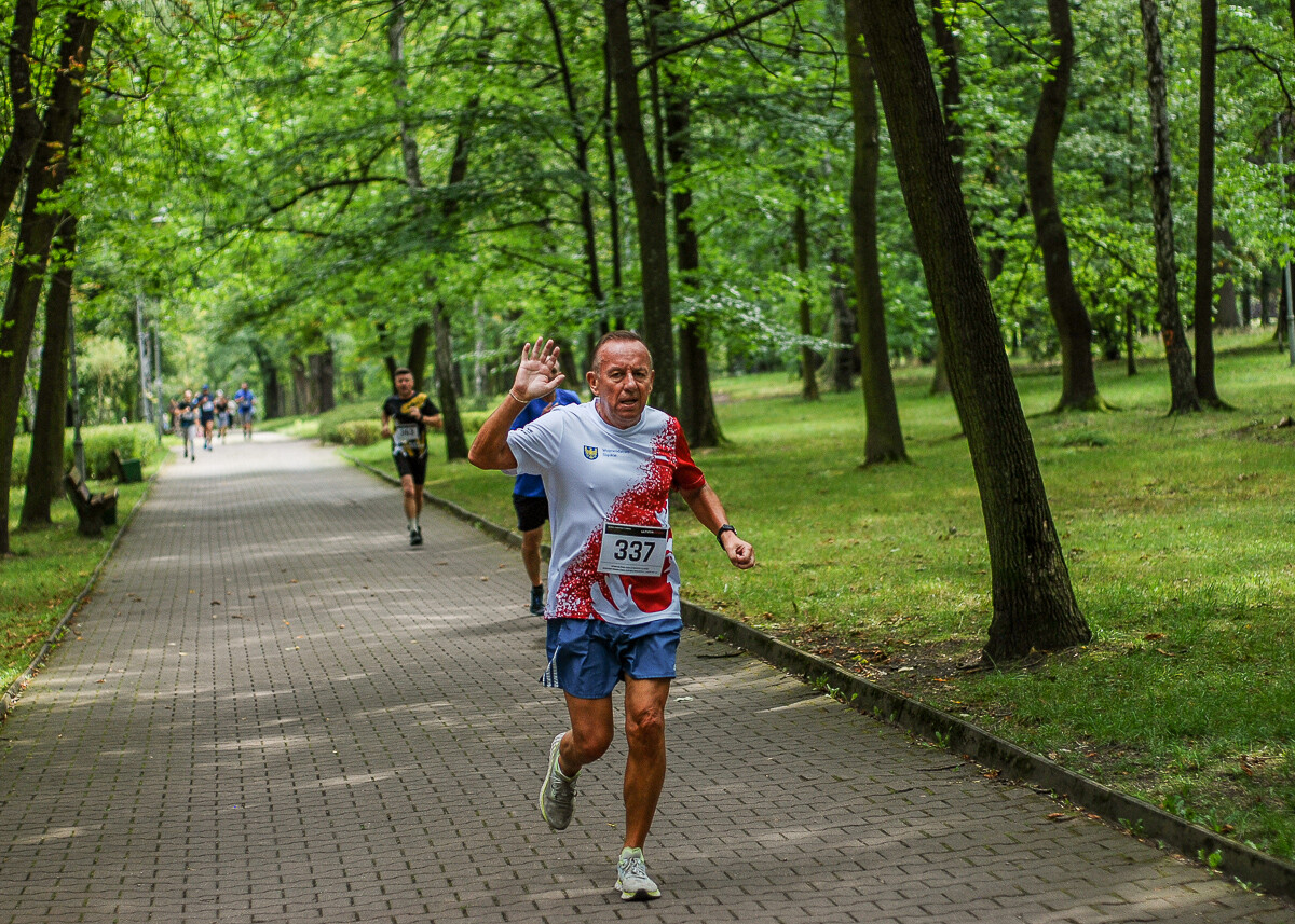 Park imienia Tadeusza Kościuszki w Katowicach dzisiaj opanowali biegacze, o godzinie 9:00 odbył się kolejny park run, a chwilę później, kolejna edycja Biegu do Słońca o puchar prezesa KSM. Też tam byliśmy.