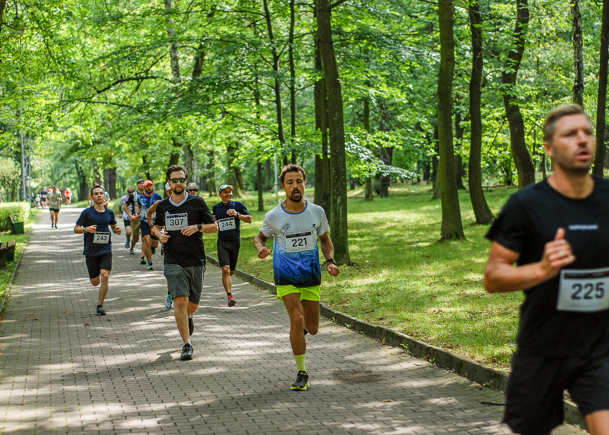 Park imienia Tadeusza Kościuszki w Katowicach dzisiaj opanowali biegacze, o godzinie 9:00 odbył się kolejny park run, a chwilę później, kolejna edycja Biegu do Słońca o puchar prezesa KSM. Też tam byliśmy.