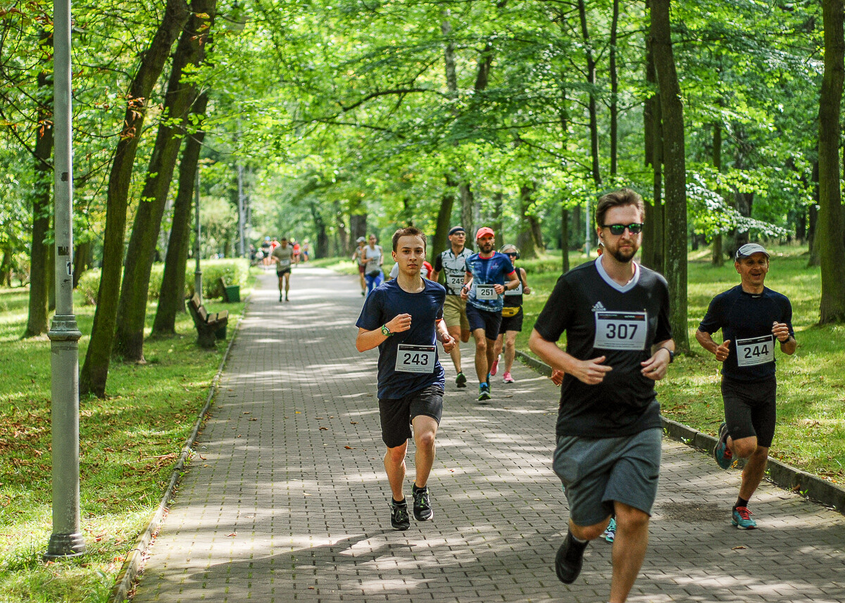 Park imienia Tadeusza Kościuszki w Katowicach dzisiaj opanowali biegacze, o godzinie 9:00 odbył się kolejny park run, a chwilę później, kolejna edycja Biegu do Słońca o puchar prezesa KSM. Też tam byliśmy.