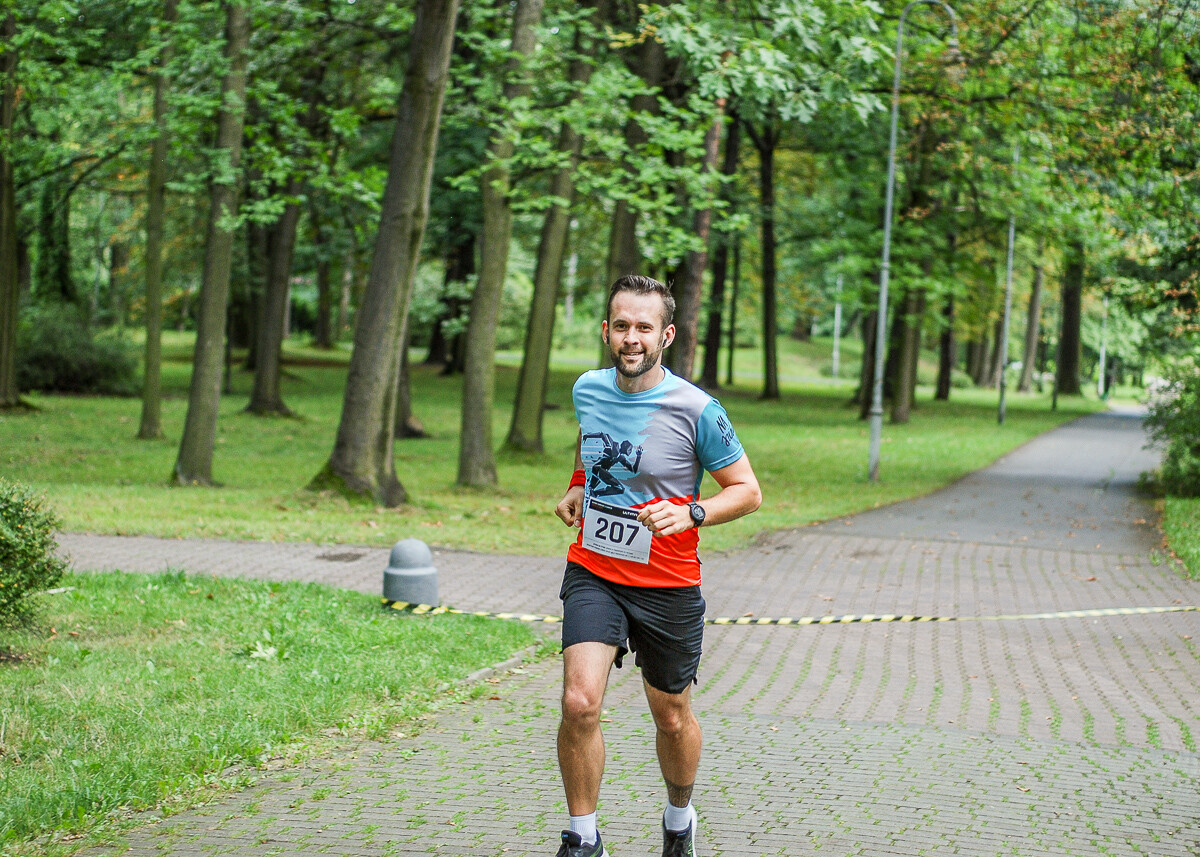 Park imienia Tadeusza Kościuszki w Katowicach dzisiaj opanowali biegacze, o godzinie 9:00 odbył się kolejny park run, a chwilę później, kolejna edycja Biegu do Słońca o puchar prezesa KSM. Też tam byliśmy.