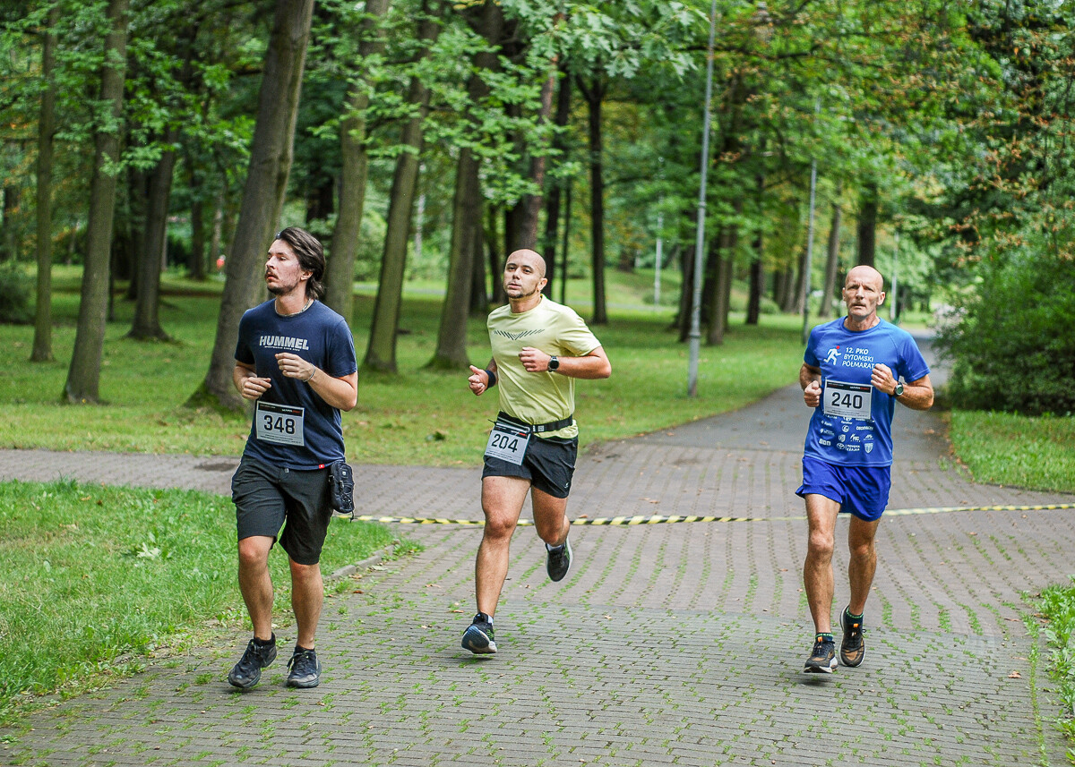 Park imienia Tadeusza Kościuszki w Katowicach dzisiaj opanowali biegacze, o godzinie 9:00 odbył się kolejny park run, a chwilę później, kolejna edycja Biegu do Słońca o puchar prezesa KSM. Też tam byliśmy.