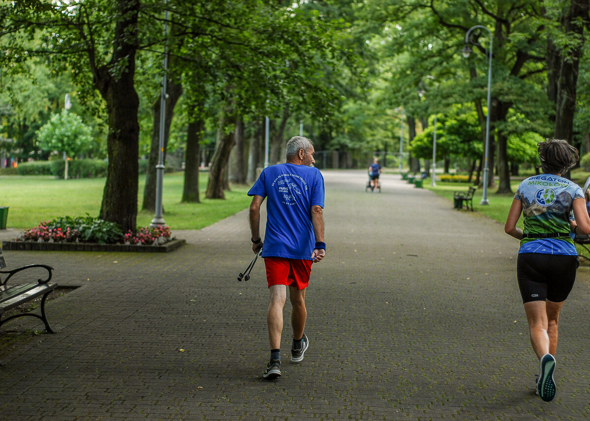 Park imienia Tadeusza Kościuszki w Katowicach dzisiaj opanowali biegacze, o godzinie 9:00 odbył się kolejny park run, a chwilę później, kolejna edycja Biegu do Słońca o puchar prezesa KSM. Też tam byliśmy.
