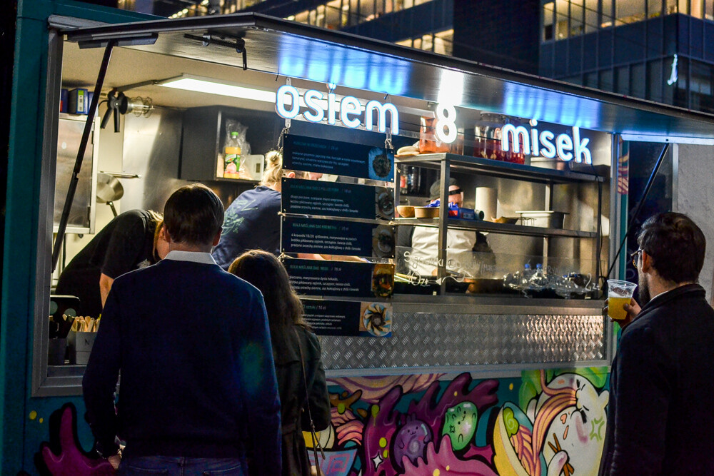 Przez cały weekend na katowickim rynku rozbrzmiewała muzyka, dźwięk skwierczącego mięsa i gwar rozmów. Za nami ostatni w tym roku Rynek Smaków, czyli zlot food trucków w samym centrum miasta.