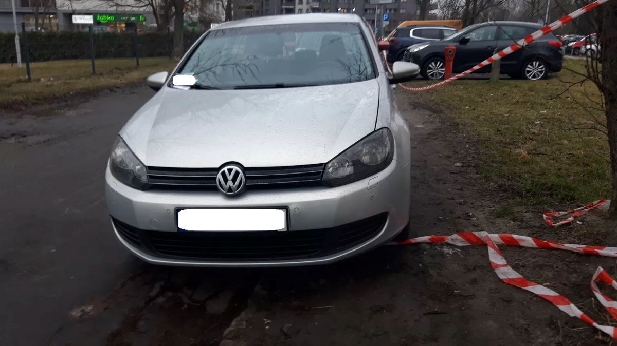 Zablokowane chodniki, zniszczona zieleń.