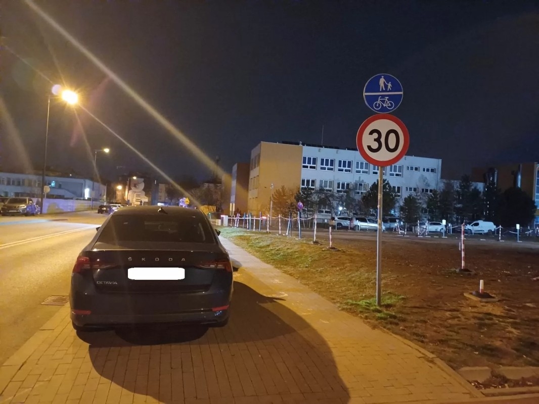 Zablokowane chodniki, zniszczona zieleń.