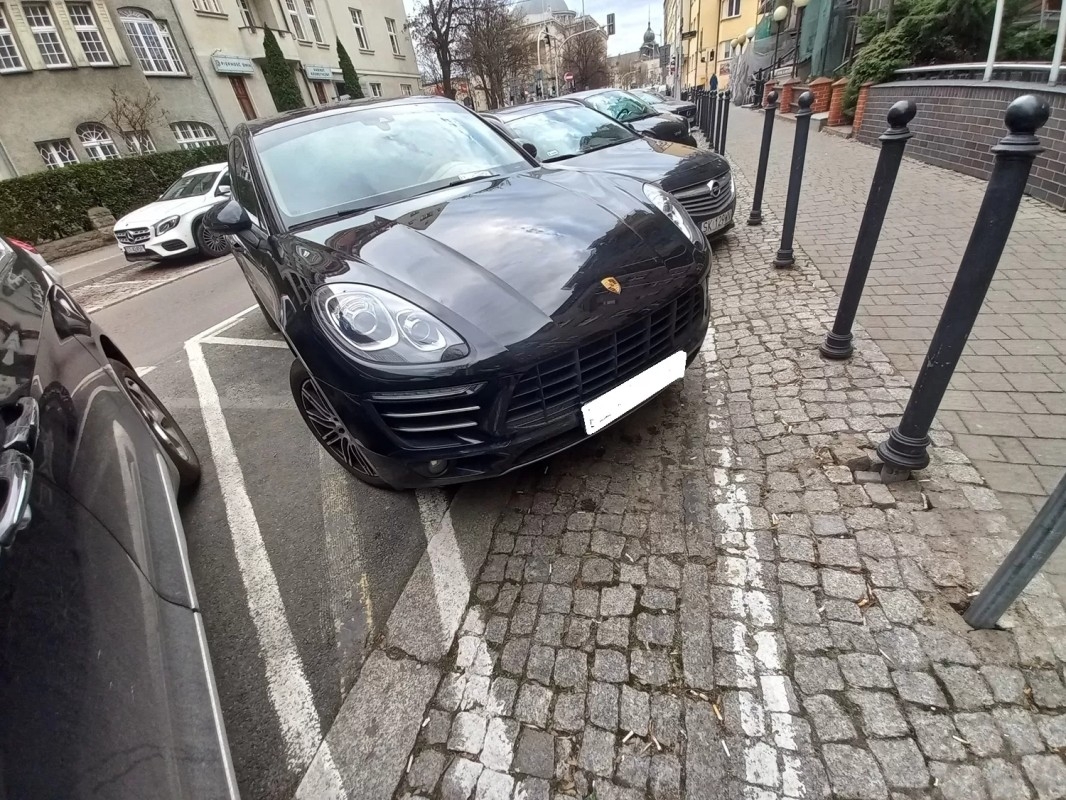 Zablokowane chodniki, zniszczona zieleń.