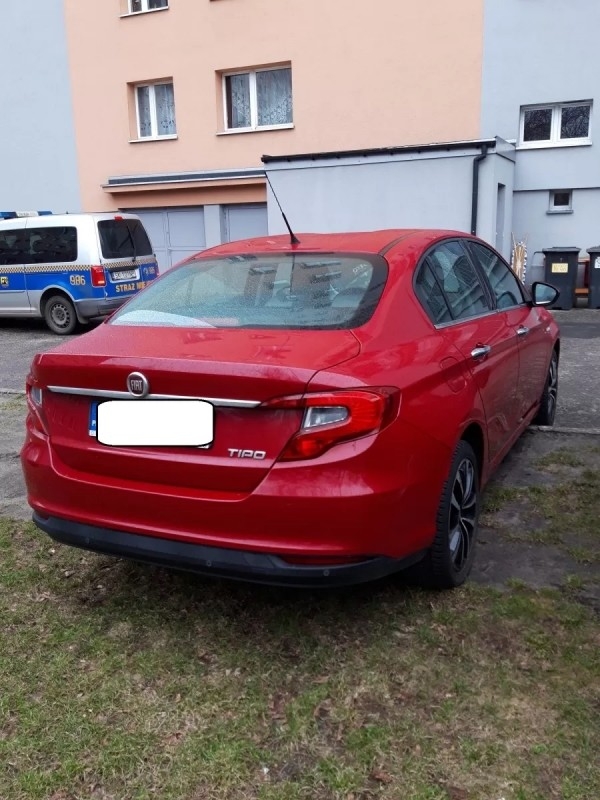 Zablokowane chodniki, zniszczona zieleń.