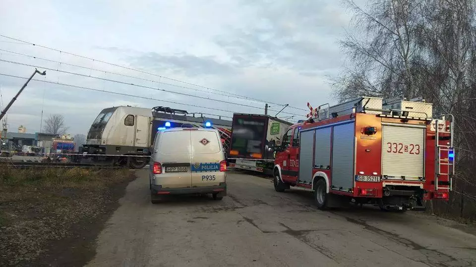 Ze względu na groźnie wyglądającą kolizję w Czechowicach - Dziedzicach ruch kolejowy trasą Wisła - Katowice został wstrzymany mniej więcej do godziny 14:00.