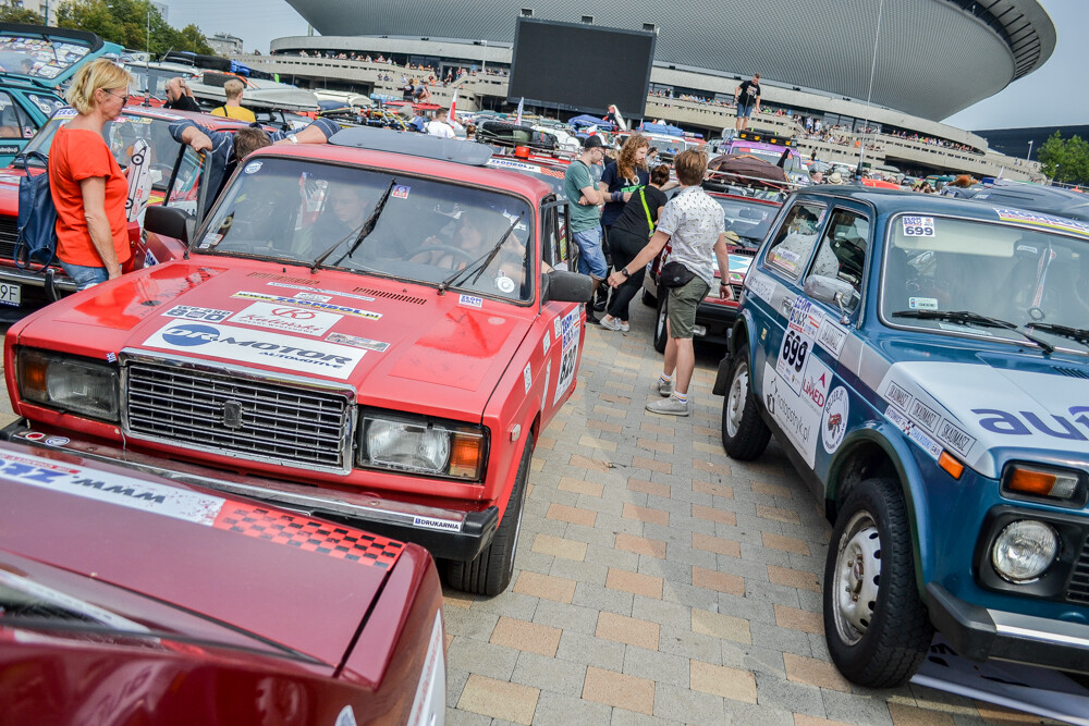 Najsłynniejszy katowicki rajd samochodowy wyruszył dziś spod Spodka. Na placu zgromadziło się mnóstwo pojazdów i około tysiąca widzów.