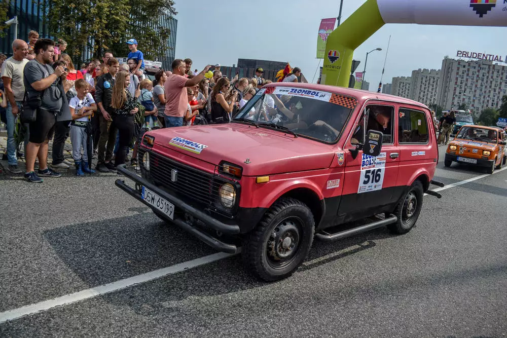 Najsłynniejszy katowicki rajd samochodowy wyruszył dziś spod Spodka. Na placu zgromadziło się mnóstwo pojazdów i około tysiąca widzów.