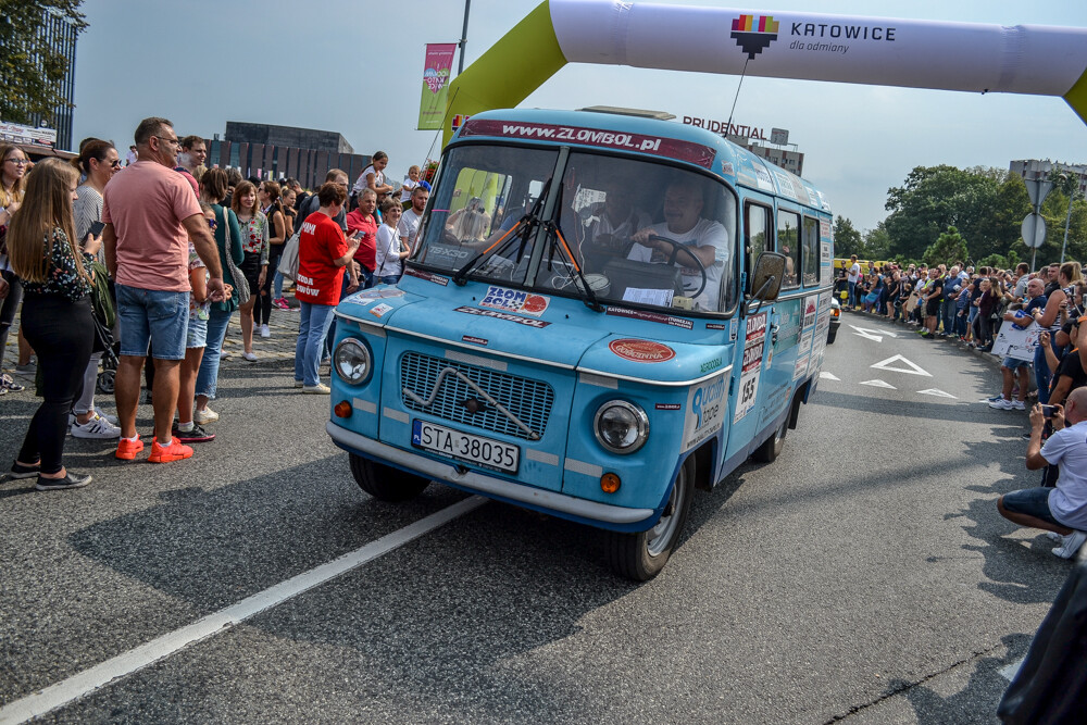 Najsłynniejszy katowicki rajd samochodowy wyruszył dziś spod Spodka. Na placu zgromadziło się mnóstwo pojazdów i około tysiąca widzów.