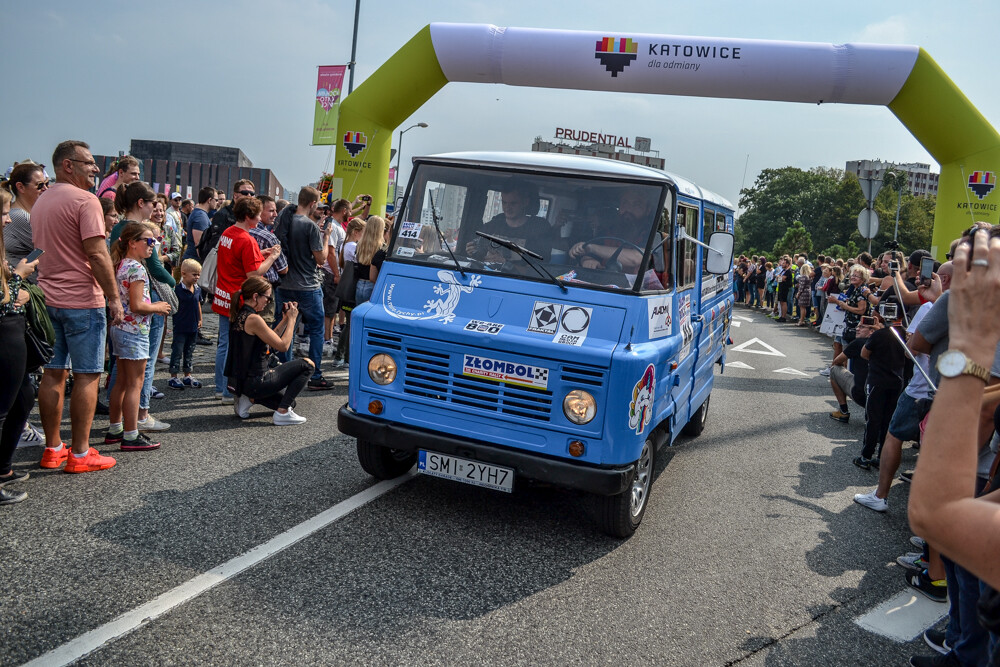 Najsłynniejszy katowicki rajd samochodowy wyruszył dziś spod Spodka. Na placu zgromadziło się mnóstwo pojazdów i około tysiąca widzów.