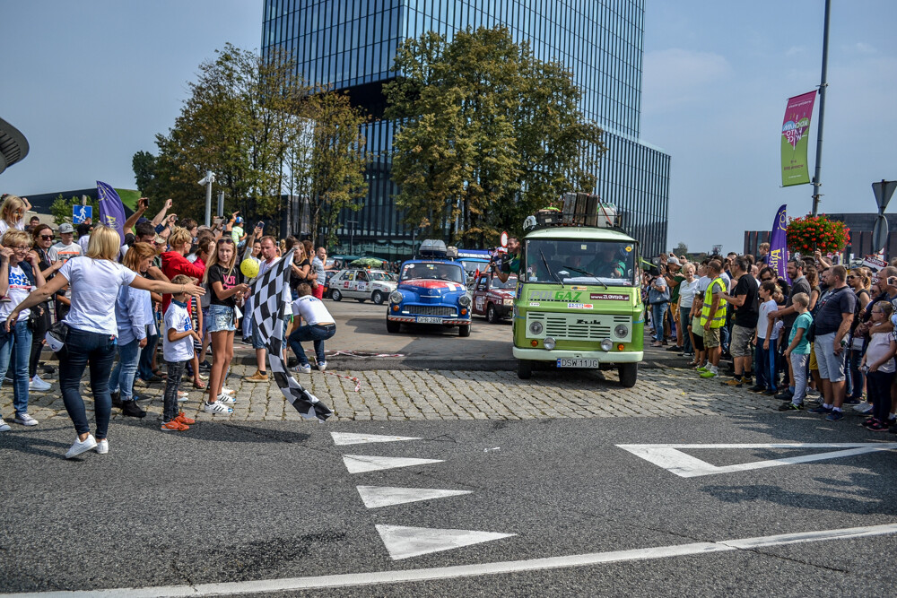 Najsłynniejszy katowicki rajd samochodowy wyruszył dziś spod Spodka. Na placu zgromadziło się mnóstwo pojazdów i około tysiąca widzów.