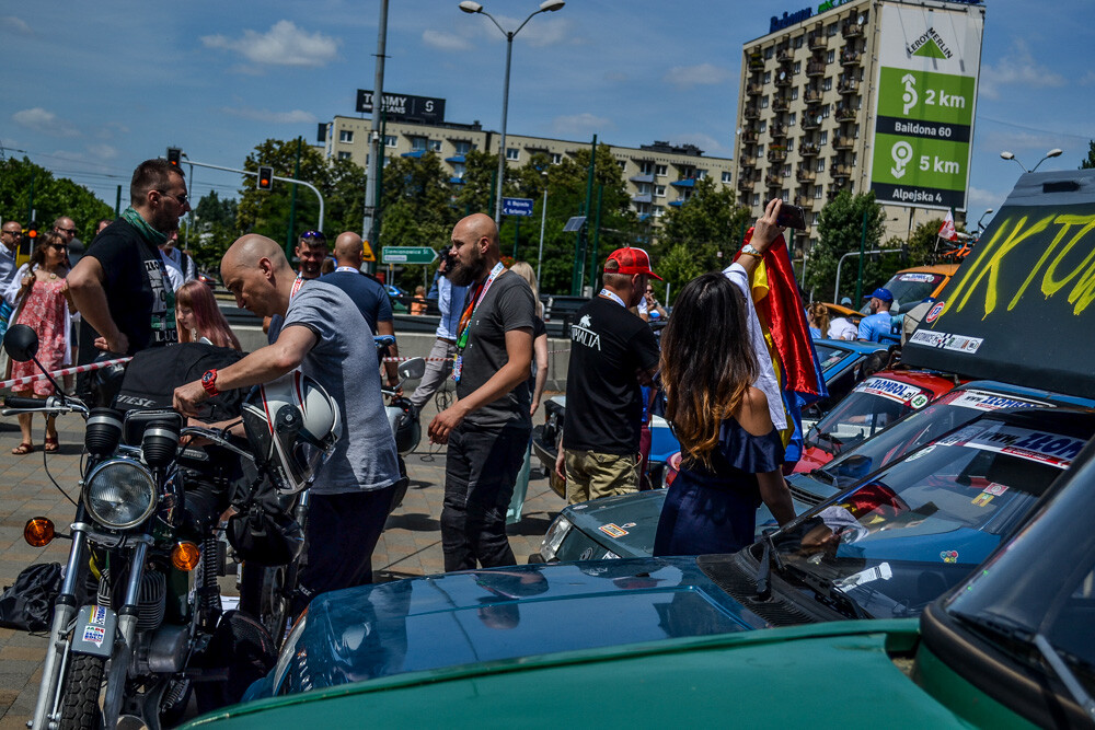 Największy charytatywny rajd samochodowy na świecie, Złombol, wyruszył po raz trzynasty w trasę po Europie. Tym razem uczestnicy wyjątkowej imprezy jadą do Irlandii, czeka ich długa trasa. My obserwowaliśmy start tegorocznych zawodów.