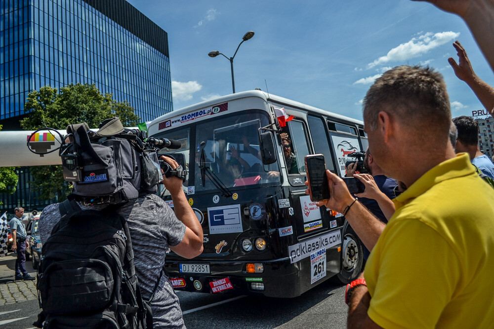 Największy charytatywny rajd samochodowy na świecie, Złombol, wyruszył po raz trzynasty w trasę po Europie. Tym razem uczestnicy wyjątkowej imprezy jadą do Irlandii, czeka ich długa trasa. My obserwowaliśmy start tegorocznych zawodów.