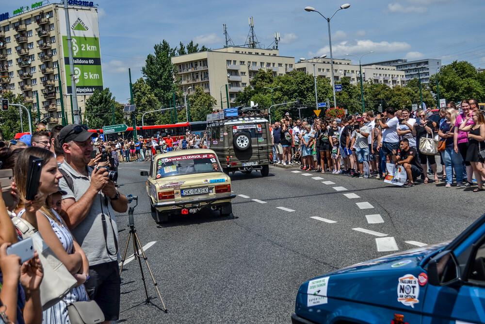 Największy charytatywny rajd samochodowy na świecie, Złombol, wyruszył po raz trzynasty w trasę po Europie. Tym razem uczestnicy wyjątkowej imprezy jadą do Irlandii, czeka ich długa trasa. My obserwowaliśmy start tegorocznych zawodów.